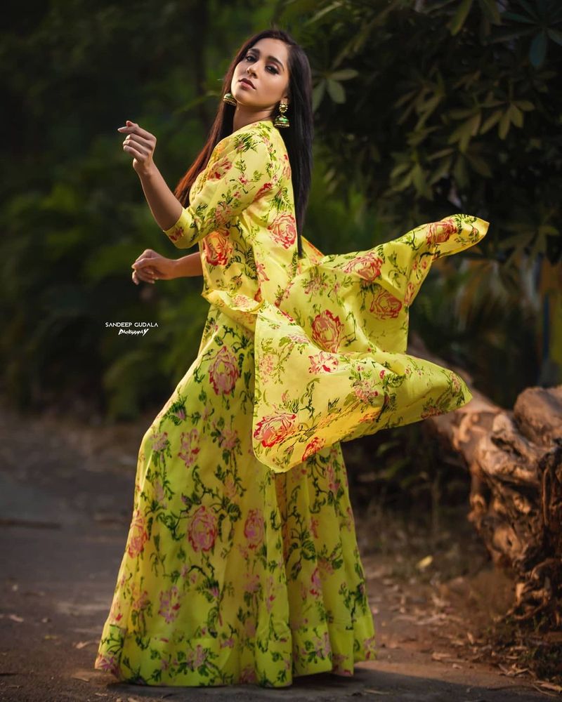 పూల డ్రెస్ లో రష్మీ పరువాలు ఊప్పొంగుతుంటే... పిల్ల గాలి అల్లరి చేస్తూ రష్మీ పైట లాగుతుంది. లెహంగా పై లాంగ్ టాప్ గాలిలో రెప రెప లాడుతుండగా రష్మీ మరింత స్టైలిష్ గా కనిపించారు.