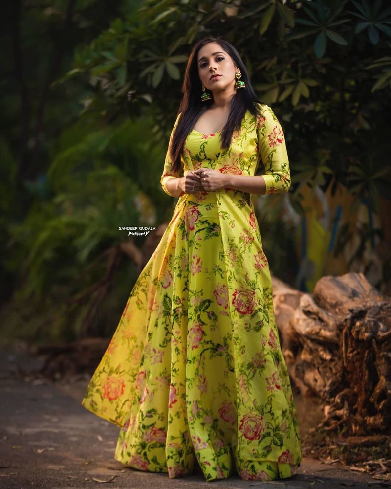బొమ్మ బ్లాక్ బస్టర్ మూవీలో రష్మీ విలేజ్ అమ్మాయిగా డీగ్లామర్ రోల్ చేశారని సమాచారం. థియేటర్స్ ఖాళీ లేని కారణంగా మూవీ విడుదల ఆలస్యం అవుతుంది.