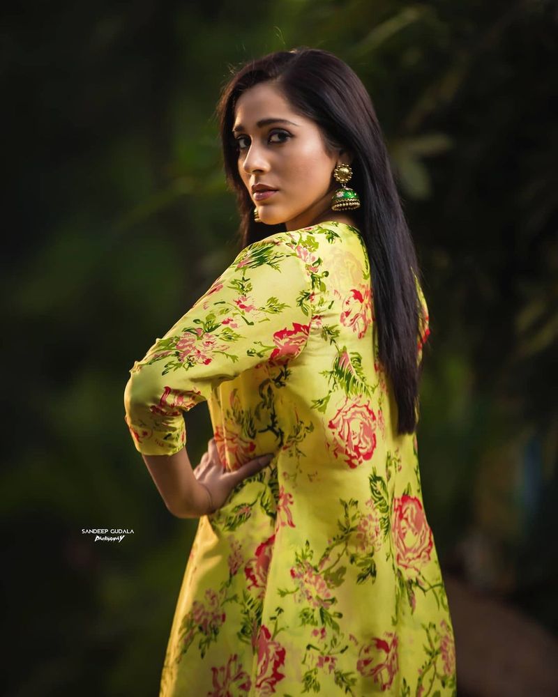 హీరోయిన్ అవుదామని పరిశ్రమకు వచ్చిన రష్మీ కి జబర్ధస్త్ ద్వారా ఫేమ్ లభించింది. ఆ షో వలన వచ్చిన ఫేమ్ తో ఆమె హీరోయిన్ అవ్వాలనే కోరిక నెరవేర్చుకున్నారు.
