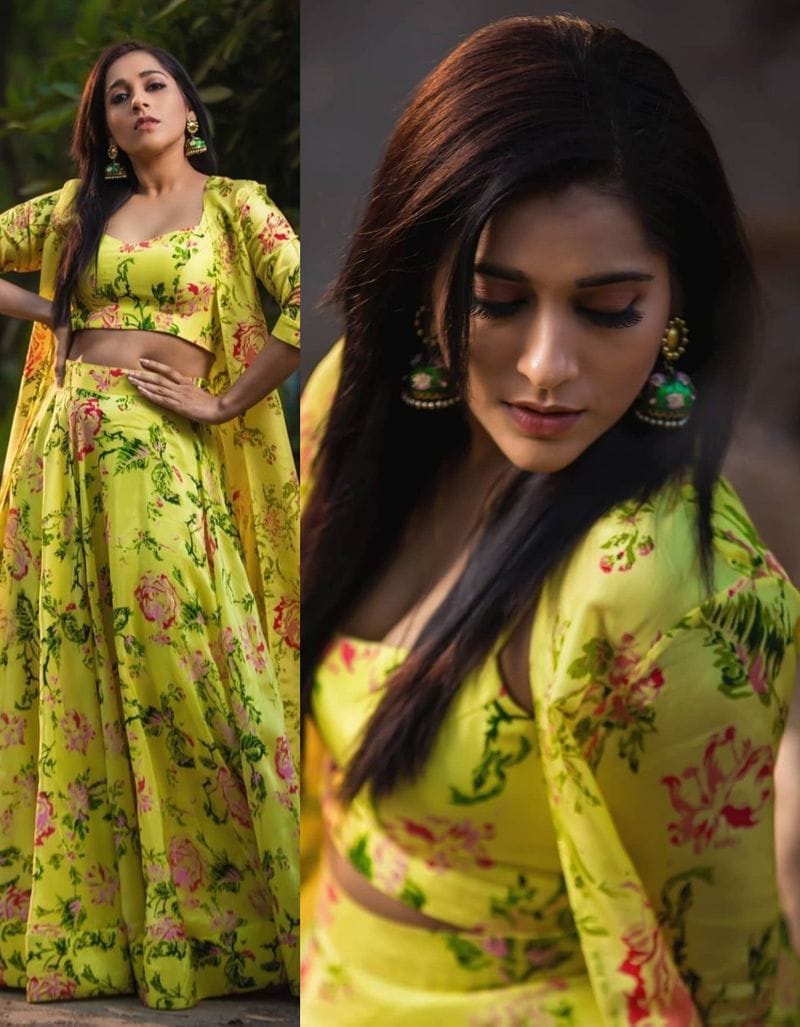 లేటెస్ట్ ఫోటో షూట్ కోసం శారీ టైపు లెహంగాలో ముస్తాబయ్యారు రష్మీ. పసుపచ్చ లెహంగా పై పూల డిజైన్ కలిగిన డ్రెస్ రష్మీ అందాల పరిమళాలు మరింతగా వెదజల్లింది.