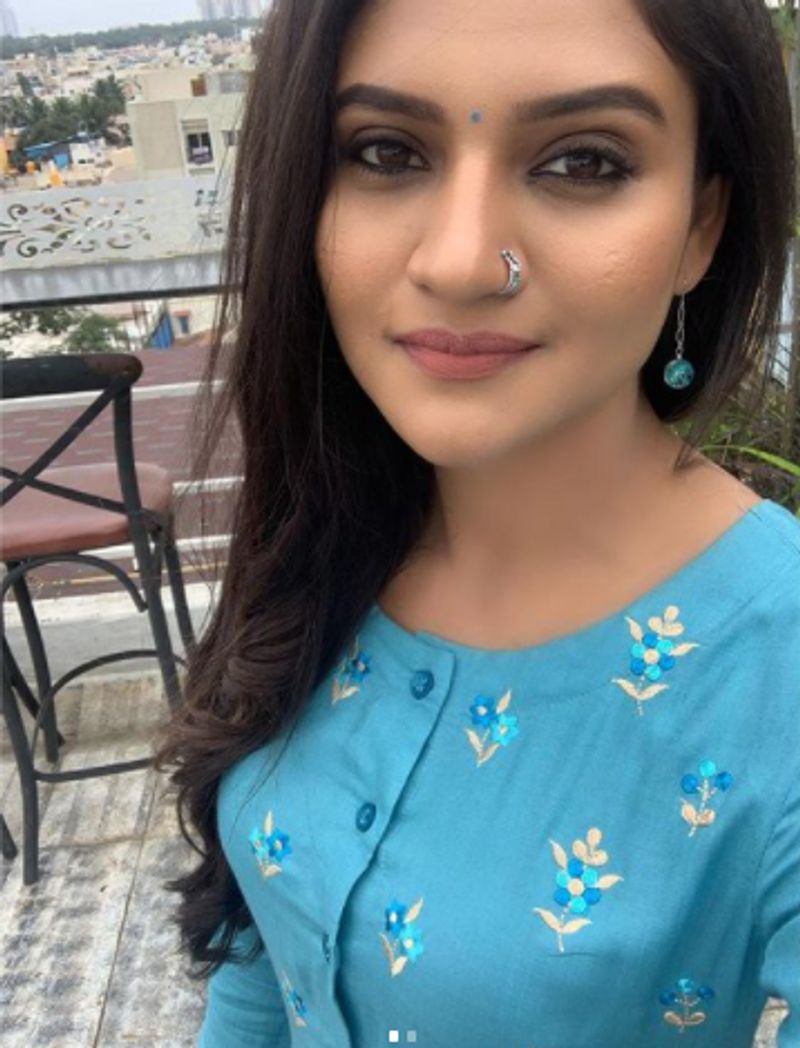 ಕೆಲವು ದಿನಗಳ ಹಿಂದಷ್ಟೇ ನೀಲ ಬಣ್ಣದ ಬಟ್ಟೆಯಲ್ಲಿ ಚಂದದ ಮೂಗುತಿ ಧರಿಸಿ ಪೋಸ್ ಕೊಟ್ಟಿದ್ದರು ಕನ್ನಡತಿಯ ಭುವಿ