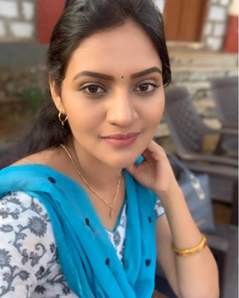 ನೋ ಫೀಲ್ ಬ್ಲೂ ಎಂದಿದ್ದಾರೆ ರಂಜನಿ. ನೀಲ ಬಟ್ಟೆ ಧರಿಸಿದ್ದಾಗ ನೋವೇ ಇಲ್ಲ ಎಂದಿದ್ದಾರೆ ಕನ್ನಡತಿ ನಟಿ.
