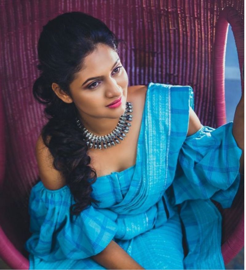 ಒಳಗೂ ಸೆಕೆ, ಹೊರಗೂ ಸೆಕೆ: ಅಮ್ಮನ ಜೊತೆ ಮಾತಾಡುವಾಗ ಅವರು ಬೆಂಗಳೂರಲ್ಲೀಗ ಮಳೆ ಬರ್ತಿದೆ, ಚಳಿ ಇದೆ ಅಂತಿದ್ರು. ಅದನ್ನು ಕೇಳಿ ಆಸೆ ಆಗುತ್ತೆ. ಯಾಕೆಂದರೆ ಇಲ್ಲಿ ಮಳೆಯ ಸುಳಿವೇ ಇಲ್ಲ ಎಂದಿದ್ದಾರೆ ರಂಜನಿ.