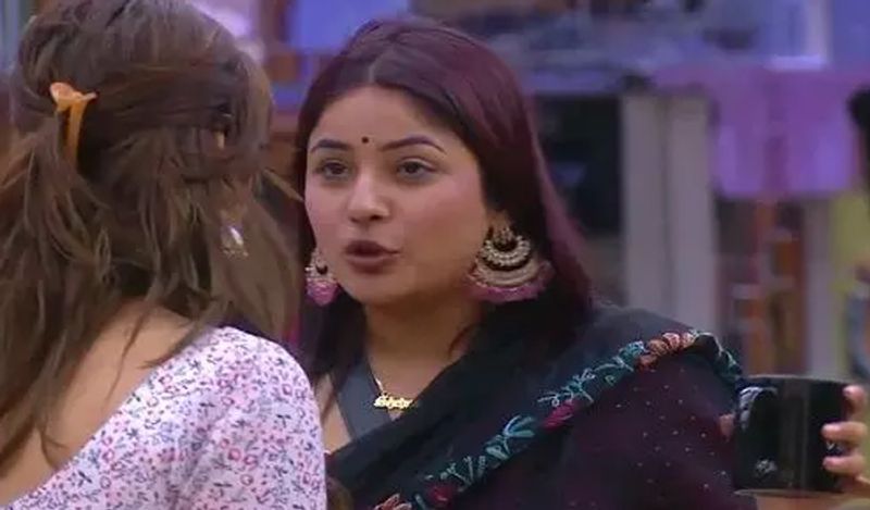 इस खुलासे के बाद हिमांशी ने ट्वीट किया कि 'अगर शहनाज ने उनकी वजह से सुसाइड करने की कोशिश की तो सॉरी, लेकिन आप अपनी बेटी को भी समझाइए कि खुद ही कॉन्ट्रोवर्सी करो फिर खुद ही डिस्टर्ब हो जाओ।'
