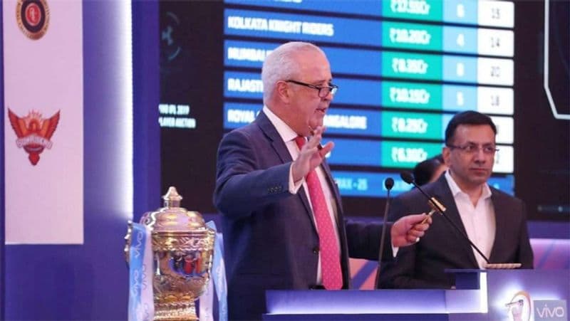 सबसे पहले आपको बताते हैं कि मिनी ऑक्शन में होता क्या है ? नीलामी वाले दिन सभी फ्रेंचाइजी अपनी टीम में बचे गैप को फिल करने के लिए खिलाड़ियों पर बोली लगाती है। जिस टीम के पास जितने पैसे बचे होते है इस हिसाब से वो मिनिमम 18 और मैक्सिमम 25 प्लेयर अपनी टीम में रख सकती है। 