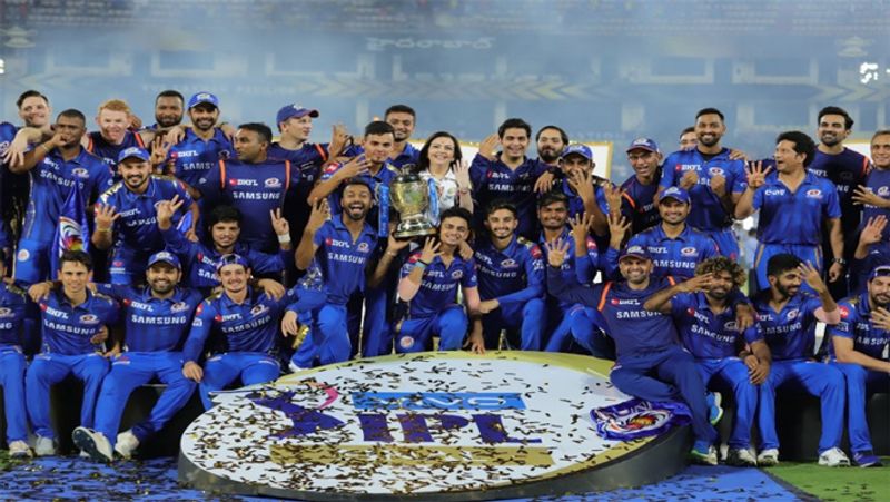 मुंबई इंडियंस
इस बार मुंबई ने 18 प्लेयर्स रिटेन किए और 7 को रिलीज किया। अभी भी टीम में 7 प्लेयर्स की जगह खाली है। वहीं पर्स में 15.35 करोड़ रुपए बाकी हैं।