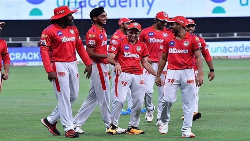 किंग्स इलेवन पंजाब
पंजाब ने 16 प्लेयर्स रिटेन किए, जबकि 9 को रिलीज किया है। इसके साथ उनके पर्स में 53.2 करोड़ रुपए बचे हैं और अभी 9 खिलाड़ी टीम में शामिल किए जा सकते हैं।