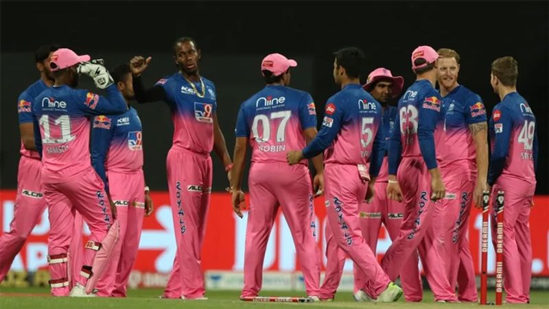 राजस्थान रॉयल्स
राजस्थान रॉयल्स ने इस बार चौंकाने वाले नामों को टीम से बाहर किया। ऑस्ट्रेलिया के बल्लेबाज स्टीव स्मिथ के साथ ही 8 लोगों को रिलीज किया गया, जबकि 17 खिलाड़ी रिटेन किए गए। फिलहाल टीम में 8 खिलाड़ियों की जगह खाली है और पर्स में 34.85 करोड़ रुपए बचे हैं।
