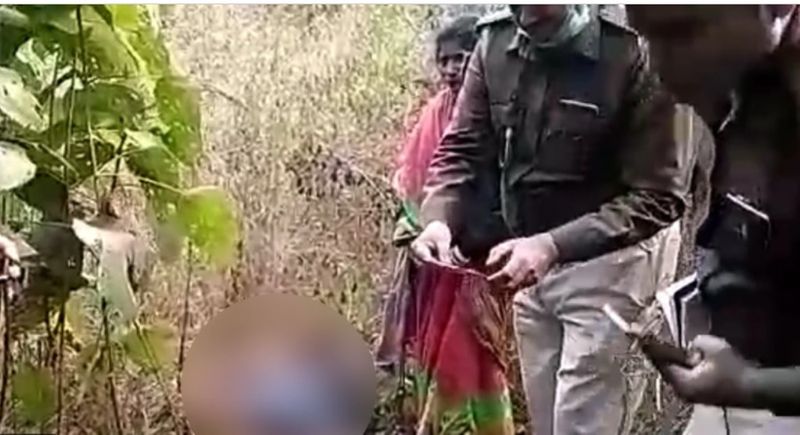 वारदात को अंजाम देने के बाद देवर और उसके दोस्त फरार हो गए। मगर, रातभर भाभी अपने प्रेमी के शव के पास बैठकर रोती रही।
