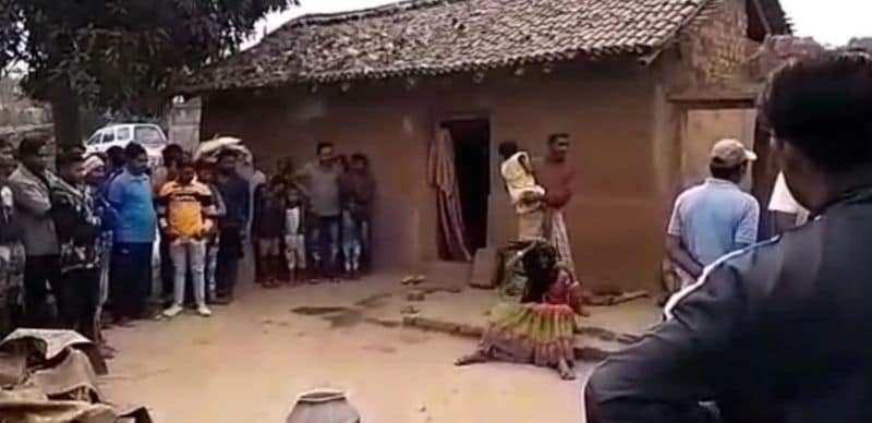 सुबह लोगों ने ये नजारा देखा, तो हैरान रह गए। सूचना पर थाना पुलिस मौके पर पहुंच गई। फिलहाल, पुलिस मामले की जांच-पड़ताल में दूसरे दिन भी जुटी रही।