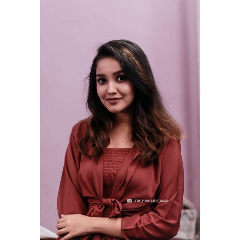 சமீபத்தில் வெளியான 'குயின்' தொடரில் மறைந்த முதல்வர் ஜெயலலிதாவின் இளம்வயது கதாபாத்திரமாக நடித்து அசத்தி இருந்தார். மற்றொருபுறம் மாடலிங்கிலும் கலக்கி வருகிறார். 