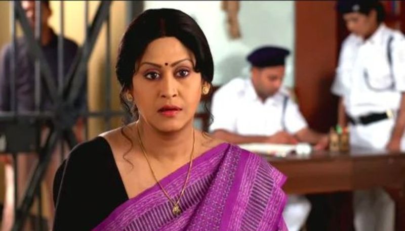 <p><strong>প্রথম থেকে কেবল সংসার টেনে যাওয়া, অথচ সকলের চোখের অলক্ষে জল ফেলে জীবন কাটানো এই ছিল চরিত্র। </strong></p>