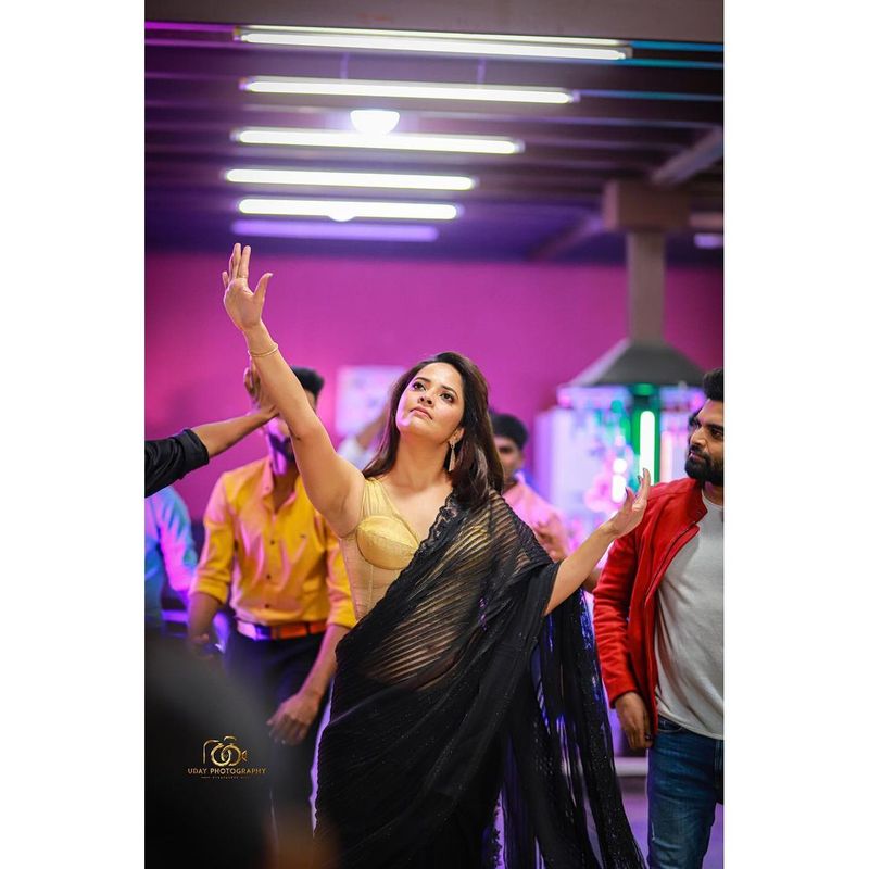పొరల చాటు నుండి అనసూయ నడుము అందాలతో కవ్విస్తుండగా ఫోటోలు హాట్ అంటూ ఫ్యాన్స్ నోరెళ్ళ బెడుతున్నారు.