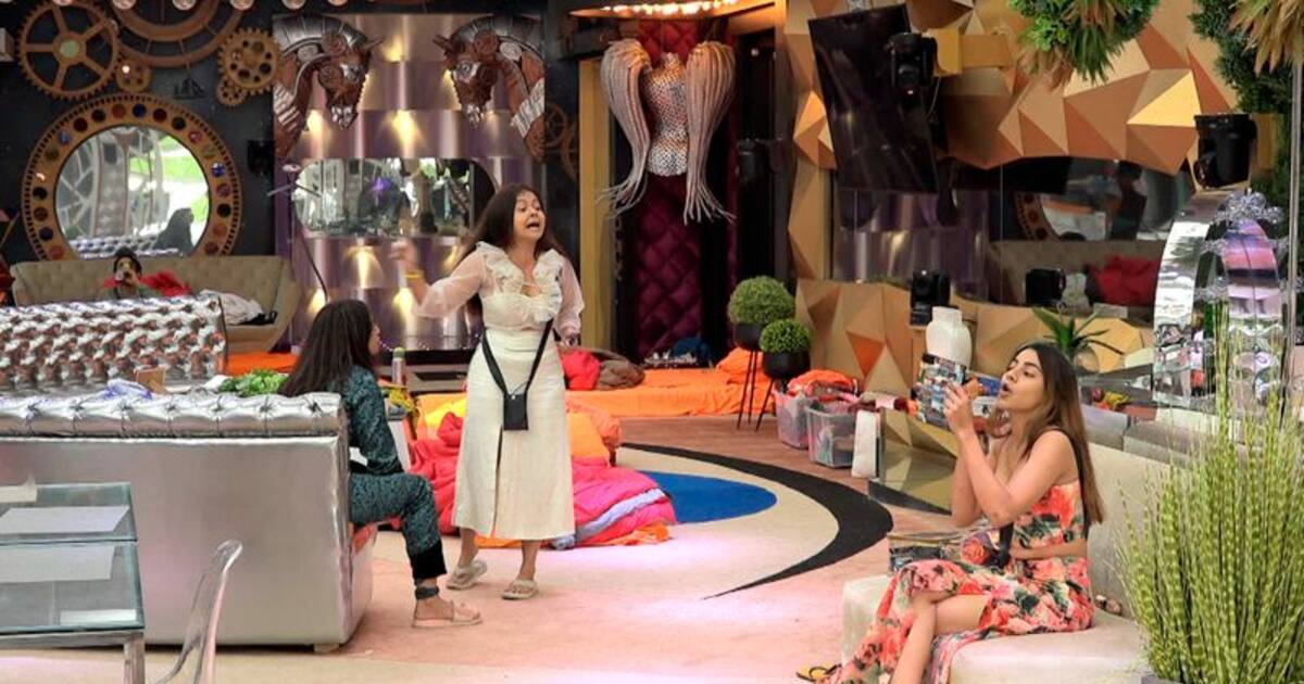 Bigg Boss 14 Rakhi Sawant Talks Outdoor Bath Nikki Tamboli Fights With Devoleena And Vikas