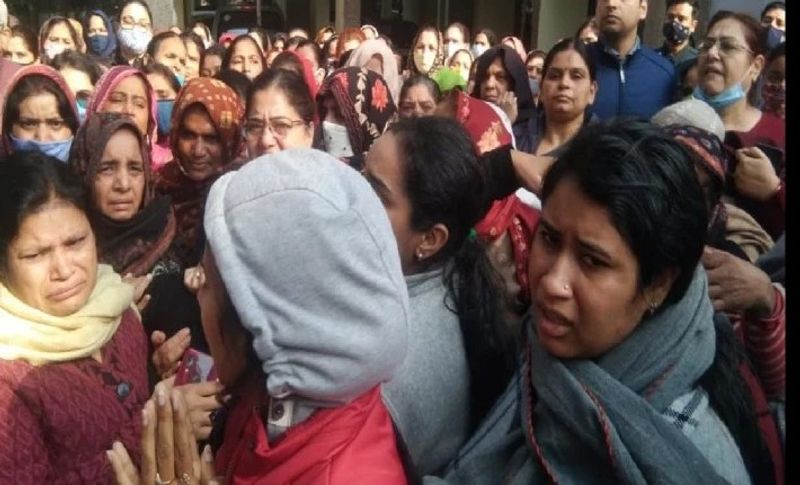 मंगलवार रात को जब शहीद लेफ्टिनेंट कर्नल ऋषभ शर्मा का शव उनके घर सेक्टर 21 फरीदाबाद में लाया गया तो पूरे इलाके में मातम पसरा हुआ था। पत्नी और बूढ़े माता-पिता शहीद का चेहरा देखकर बिलख रहे थे। वहीं पांच साल का बेटा यह नहीं समझ पा रहा था कि उसकी मम्मी और दादा-दादी क्यों रो रहे हैं।
