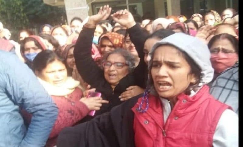 श्रद्धांजलि के बाद सबसे दुखद सीन लोगों ने जब देखा तब शहीद के पांच साल के मासूम बेटे ने अपने पिता को मुखाग्नि दी। यह क्षण इतना मार्मिक था कि हर किसी की आंखों से आंसू बह रहे थे। मासूम ने अभी ठीक से पापा कहना भी नहीं सीखा था कि उसने पिता की चिता को आग दी। लोग यही बोले-हे भगवान इस बच्चे के सिर से आखिर पिता का साया क्यों छीन लिया।
