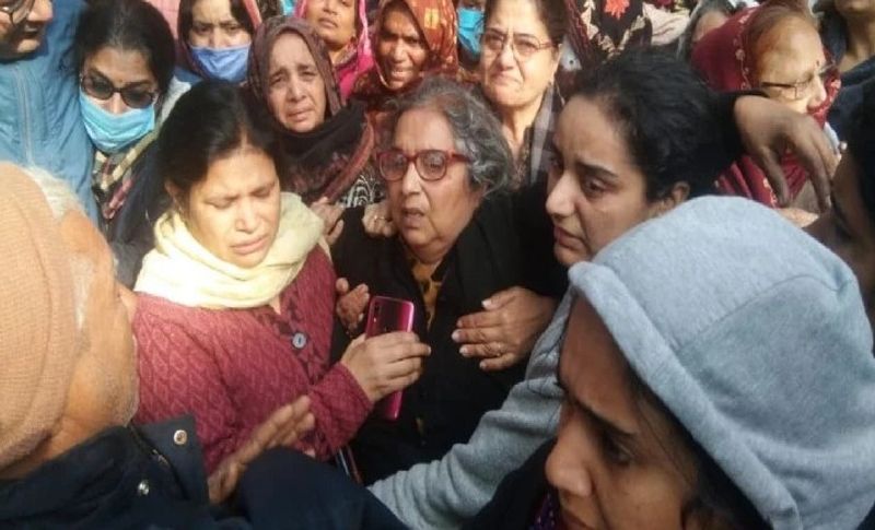 एसएसपी कठुआ डॉ. शैलेंद्र मिश्रा ने बताया कि 25 जनवरी को हेलिकॉप्टर ने पठानकोट के मामून कैंट से उड़ान भरी थी। लखनपुर पहुंचते ही हेलिकॉप्टर तकनीकी खराबी के चलते बिजली तार से टकराकर पेड़ों पर जा गिरा। पायलटों ने हेलिकॉप्टर को लैंडिंग कराने का प्रयास किया, लेकिन यह लैंडिंग सफल नहीं हो पाई। इस हादसे में दो पायलट गंभीर रूप से घायल हो गए, जिन्हें पठानकोट सैन्य अस्पताल पहुंचाया गया। वहीं लेफ्टिनेंट कर्नल ऋषभ शहीद हो गए।
