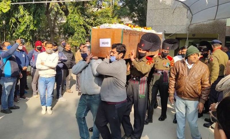 वहीं बुधवार सुबह कर्नल ऋषभ शर्मा को श्रद्धांजलि देने के लिए केंद्रीय राज्य मंत्री कृष्णपाल गुर्जर, विधायक श्रीमती सीमा त्रिखा कई नेता पहुंचे हुए थे। स्थानीय पुलिस के बड़े-बड़े अफसर शहीद को सलामी दे रहे थे। इसके अलावा उनके परिजनों, रिश्तेदारों और करीबी दोस्तों ने भी भावभीनी श्रद्धांजलि दी।
