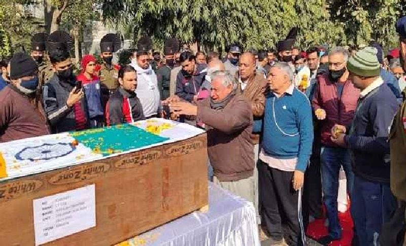 दरअसल, 25 जनवरी को पठानकोट और कठुआ के बीच भारतीय सेना का हेलिकॉप्टर ध्रुव क्रैश हो गया था। बताया जाता है कि ध्रुव टेक ऑफ के दौरान तार से टकरा गया था, जिसके कारण हादसा हुआ। जिसमें फरीदाबाद के ऋषभ शर्मा शहीद हो गए थे। जब इस घटना की जानकारी उनके परिवार को पता चली तो पूरे फरीदाबाद में शोक की लहर दौड़ गई।
