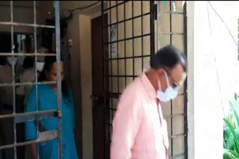 <p><strong>इतने पढ़े-लिखे हैं हत्यारे दंपति</strong></p>
<p> </p>
<p>आपको बता दें कि अंधविश्वासी महिला पद्मजा गणित में पोस्ट ग्रेजुएट है और एक आईआईटी कोचिंग संस्थान में काम करती हैं। उसका पति पुरुषोत्तम एक स्थानीय सरकारी स्कूल में वाइस प्रिंसिपल है। पुलिस और पति के कई बार मनाने पर महिला कोविड टेस्ट के लिए राजी हुई। पुलिस दोनं की कोविड रिपोर्ट्स का इंतजार कर रही है।</p>