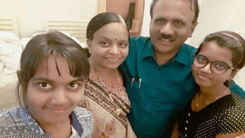 <p><strong>मैं शिव हूं, मेरे शरीर से जन्मा कोरोना</strong></p>
<p> </p>
<p>अस्पताल में उसने बड़ी तेज आवाज में उच्चारण किया, “मैं शिव हूं। मेरे शरीर ने कोरोना को जन्म दिया। यह वैक्सीन के बिना मार्च में खत्म हो जाएगा। पद्मजा ने एक स्वास्थ्यकर्मी से कहा, "वैक्सीन की भी कोई जरूरत नहीं है। महिला ने दोहराया- “मेरे गले में हलाहल (विष) है। मुझे कोरोनोवायरस टेस्ट करने की कोई जरूरत नहीं है। “</p>