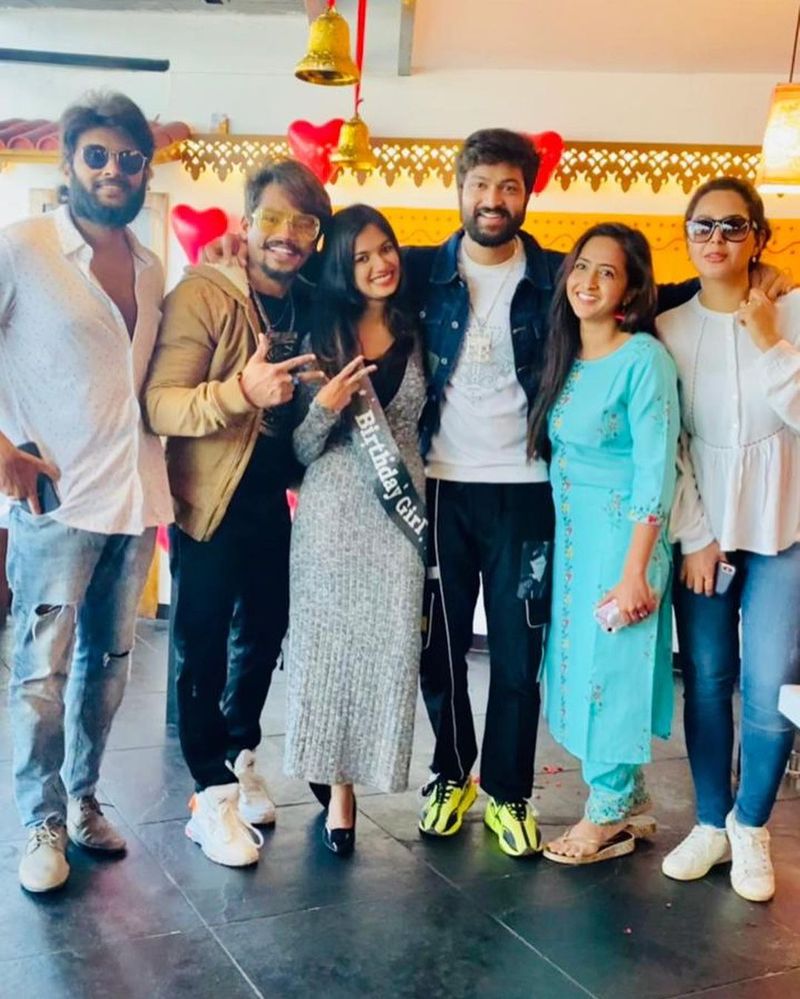 అరియానా బర్త్ డే పార్టీలో మునిగి తేలారు. బాగా ఎంజాయ్ చేశారు. హౌజ్లోని రోజులను గుర్తు చేసుకున్నారు. వాహ్ అనిపించారు.