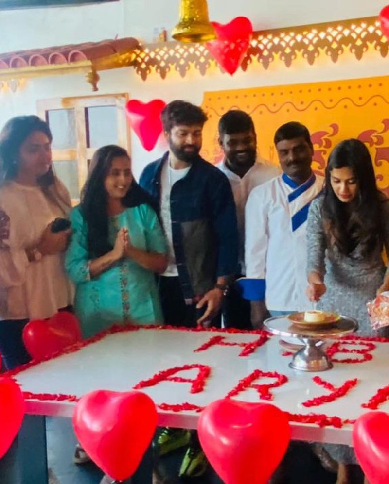 మూడు రోజుల క్రితం అరియానా పుట్టిన రోజు జరిగింది. అయితే పూర్తి ప్రైవేట్ ఈవెంట్గా చిన్నగా సెలబ్రేట్ చేసుకుంది. ఇందులో బిగ్బాస్ 4 కంటెస్టెంట్లు చాలా వరకు పాల్గొని సందడి చేశారు.