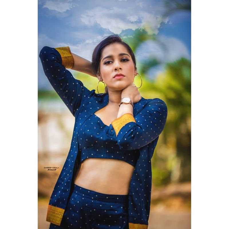 ఇక జబర్ధస్త్, ఢీ షోలలో రష్మీ ఏళ్లుగా యాంకర్ గా కొనసాగుతున్న సంగతి తెలిసిందే. హీరోయిన్ గా మారినా.. జబర్ధస్త్ ని ఆమె వదలలేదు.