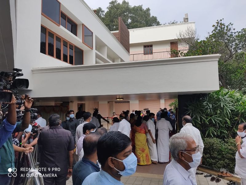 மேலும், இன்னும் சற்று நேரத்தில் திறக்கப்பட உள்ள 'வேதா இல்லத்தை' பார்வையிட, பல்வேறு அரசியல் கட்சியினர் மற்றும் அதிகாரிகள் அங்கு குவிந்துள்ளனர். 