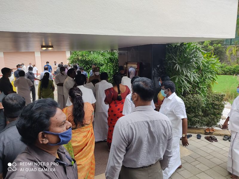 நீங்கள் தற்போது பார்த்துக்கொண்டிருப்பது, பரபரப்பாக இருக்கும் வேதா இல்லத்தில் வெளிப்புறம்.