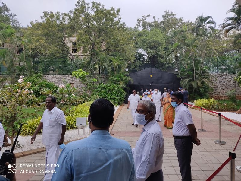 முதல்வரின் வருகைக்காகவும், வேதா இல்லத்தை பார்வையிடவும் காத்திருக்கும் பலர்.