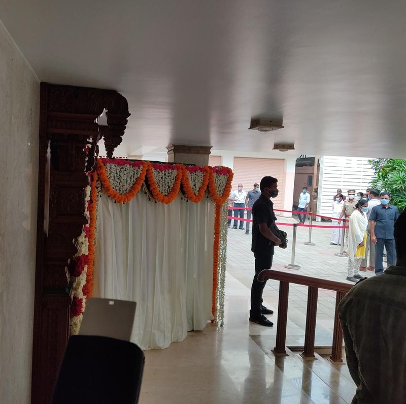 பூக்களால் அலங்கரிக்கப்பட்டுள்ள பெயர் பலகை 