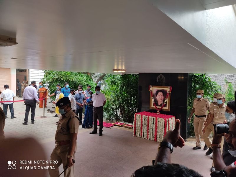 வேதா இல்லத்தில் பூக்களால் அலங்கரிக்கப்பட்ட, ஜெயலலிதாவின் புகைப்படம் 