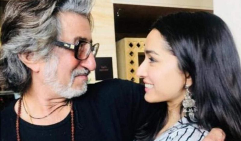 बता दें, श्रेष्ठ और कपूर परिवार फ्रेंड्स हैं। शक्ति कपूर ने श्रेष्ठ परिवार को लेकर कहा कि 'वो रोहन के पिता राकेश श्रेष्ठ को पहले से जानते हैं। वो ना सिर्फ राकेश के साथ कई फोटोशूट्स किए बल्कि हम साथ में डिनर और ड्रिंक्स के लिए जाते रहे हैं। वो उनके अच्छे दोस्त हैं।'