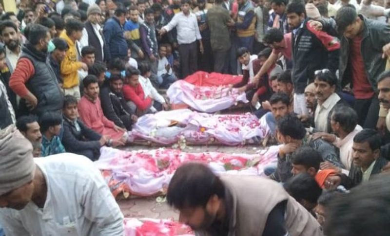 दरअसल, राजस्थान के टोंक जिले में एनएच 52 पर मंगलवार देर रात भीषड सड़क हादसे में एक ही परिवार के 8 लोगों की जिंदगियां खत्म हो गईं। इतने भीषण सड़क हादसे की खबर जिसने सुनी सन्न रह गया। हर आंख झलक आई। बता दें कि मध्य प्रदेश जीरापुर के रहने वाला यह परिवार खाटू श्यामजी के दर्शन करके अपने घर लौट रहा था। बताया जा रहा है कि जीप सवार लोग तेज रफ्तार में आ रहे थे, इसी दौरान ट्रेलर ने गाड़ी को पीछे से टक्कर मार दी। टक्कर इतनी भीषण थी कि जीप पुलिया से टकराकर बुरी तरह से पिचक गई और उसमें सवार लोग फंस गए। इस तरह से यह दर्दनाक एक्सीडेंट हो गया।
