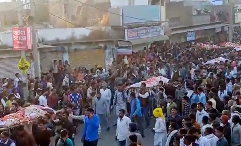 जीरापुर में जिस जगह से भी एक ही परिवार के 6 लोगों की जब शव यात्रा निकली तो हजारों लोग उसमें चल रहे थे। आलम यह था कि लोग गलियों में नहीं समा रहे थे, इतनी भीड़ होने के बाद भी किसी की कोई आवाज नहीं आ रही थी। सभी की जुवान पर राम नाम और आंखों में आंसू थे। बता दें कि हादसे में मारी गई बबली की दो माह पहले ही सगाई हुई थी और मई में उसकी शादी होनी थी, लेकिन हादसे ने उससे उसकी सांसे ही छीन ली।