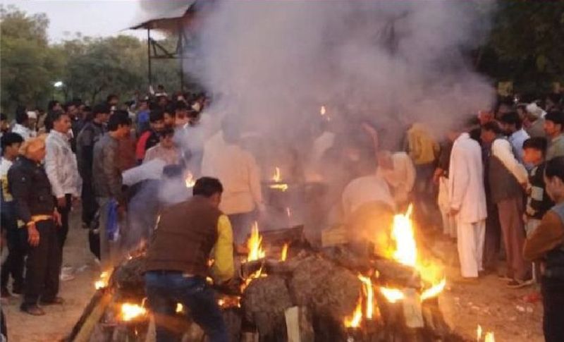 जब बुधवार शाम जीरापुर में मृतक श्याम सोनी, राम बाबू, ललित, नयन, अक्षिता और बबली को परिवार के सदस्य सुंदर सोनी ने मुखाग्नि दी तो यह मंजर बड़ा ही मार्मिक था। इस अंतिम संस्कार में आसपास के कई गांव के लोगों के अलावा इलाके के स्वर्णकार समाज के प्रतिनिधि और कई जनप्रतिनिधि भी यहां पहुंचे हुए थे।
