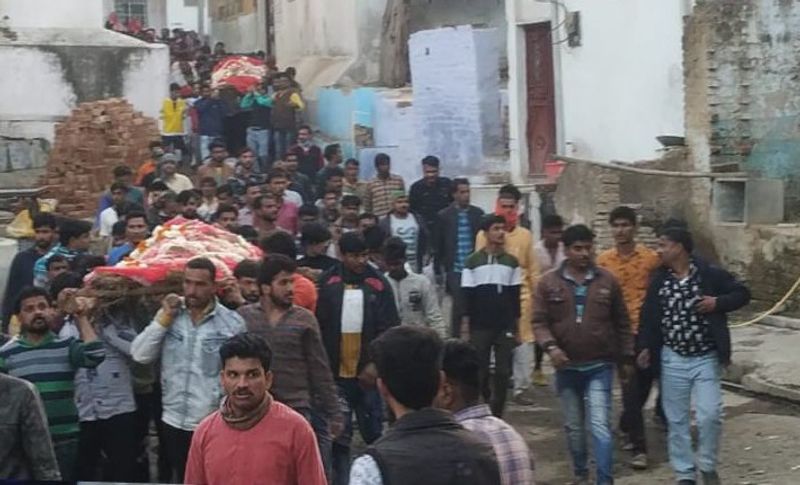 बता दें कि जीरापुर के रहने वाले दो चचेरे भाई ललित और पवन 25 दिन पहले पैदल खाटू श्याम के दर्शन करने पहुंचे थे। इन्हीं भाइयों को लेने के लिए यह परिवार दो गाड़ियों से लेने के लिए आया था। सभी खाटू श्याम के दर्शन कर रात को साढ़े आठ बजे रवाना हो गए थे। लेकिन देर रात आगे चल रही गाड़ी के साथ हादसा हो गया। हादसे में एक चचेरा भाई पीछे की गाड़ी में होने कारण बच गया, लेकिन पैदल आने वाले दूसरे चचरे भाई और उसके साथ बैठे अन्य 7 लोगों की मौत हो गई।