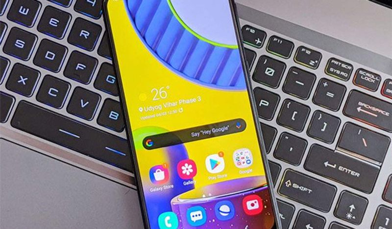 ये स्मार्टफोन 2GB+32GB, 3GB+32GB, और 3GB+64GB वाले तीन वेरिएंट्स में ग्राहकों को मिलेगा। कार्ड की मदद से मेमोरी को 1TB तक बढ़ाया भी जा सकता है।