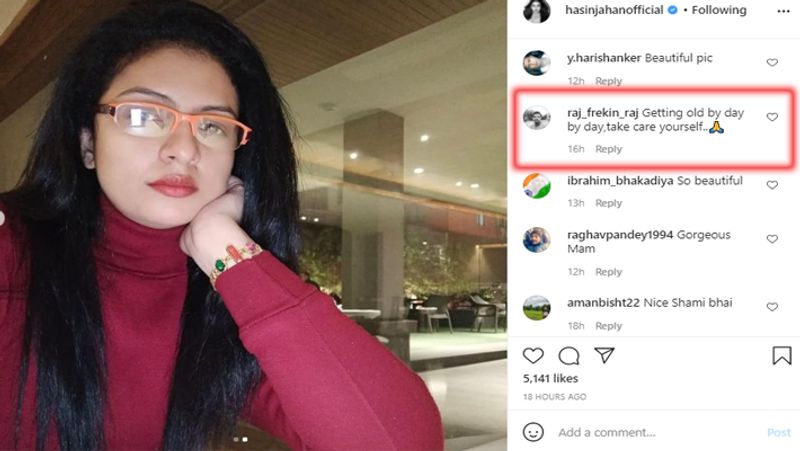 इस फोटो में वह बहुत ही उदास और उम्र में भी काफी बड़ी-बड़ी नजर आ रही है। जिसे देख एक फैन ने भी कमेंट कर दिया कि 'दिन पर दिन आपकी उम्र बढ़ती जा रही है, अपना ख्याल रखा करो।'