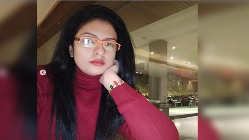 लाल कलर का स्वेटर पहने आंखों में चश्मा लगाए मोहम्मद शमी की वाइफ की इस तस्वीर को देख आप भी थोड़ा चौंक जाएंगे। अपनी दिलकश अदाओं से लोगों को दीवाना करने वाली हसीन को आखिर ये क्या हो गया।