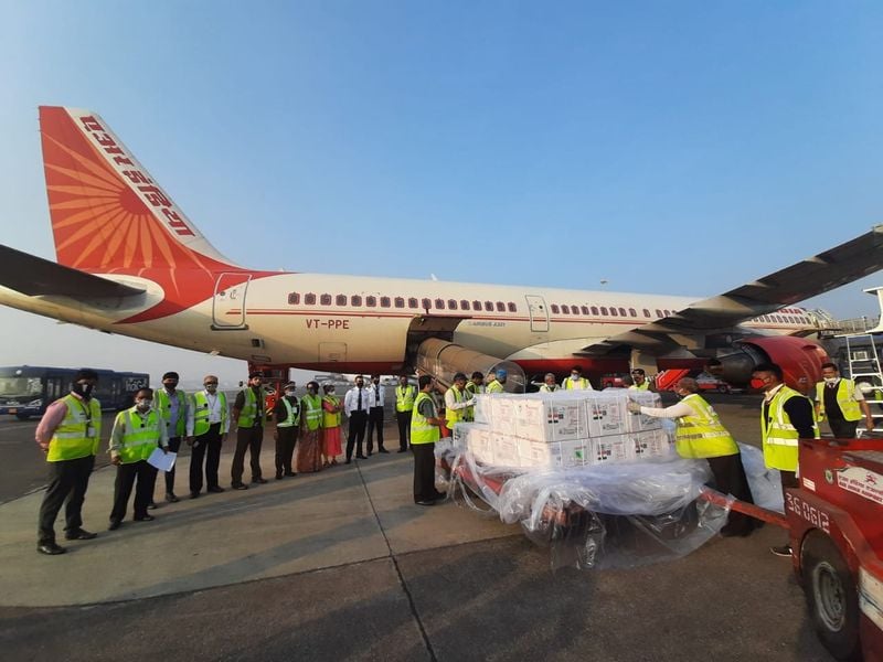 <p>এছাড়াও বিশ্বের একাধিক দেশকে টিকা সরাবরাহ করছে ভারত। এই মাসের শুরুতেই জামাইকায় ৫০ হাজার কোভিশিল্ড টিকা পাঠানো হয়েছে। যেটা হাতে পাওয়ার পরেই টুইটের মাধ্যমে জামাইকার প্রধানমন্ত্রী অ্যান্ড্রু হলনেসও আন্তরিক কৃতজ্ঞতা জানিয়েছেন মোদী সরকারকে।<br />
</p>