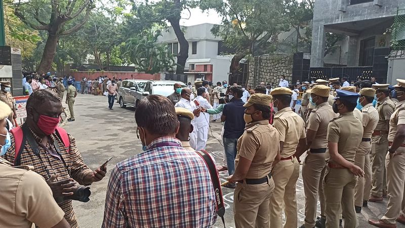 அனைவரையும் தடுத்து நிறுத்தும் போலீசார் 