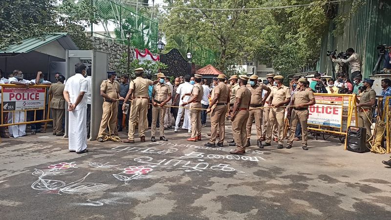 எங்கு பார்த்தாலும் போலீஸ்