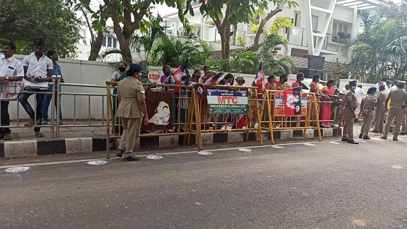 கட்டைகள் கட்டியும் பேரிகார்ட் வைத்தும் கூட்டத்தை கட்டுப்படுத்தும் போலீசார்