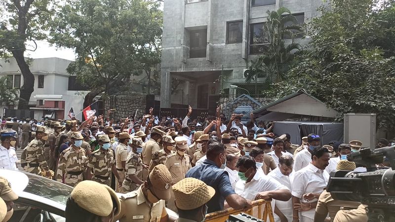 கூட்டத்தை கட்டுப்படுத்தும் முயற்சியில் போலீசார் 