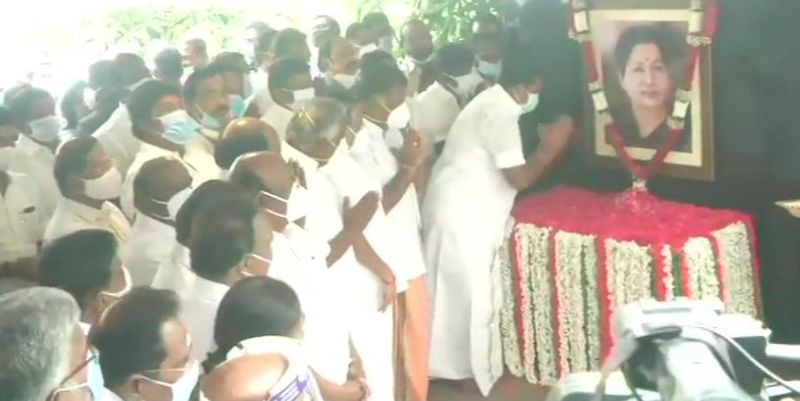 முதலமைச்சர் மலர் தூவி மரியாதை 