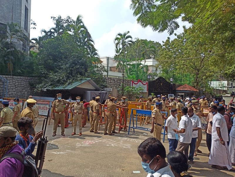 யாரும் உள்ளே நுழையாமல் கடுமையான பாதுகாப்பு 