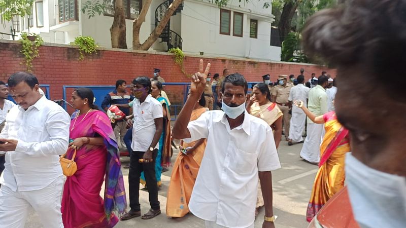 உள்ளே அனுமதிக்காமல் விரட்டி அடித்தாலும் இரட்டை இலையை காட்டிய தொண்டர் 