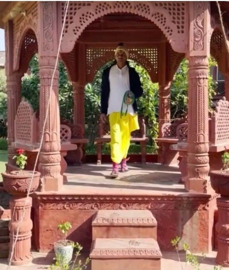 इस समय दोनों के बीत तलाक का मामला कोर्ट में लंबित है। तेज प्रताप पर 5 मामले दर्ज हैं। इनमें से पहला मामला डिजास्टर मैनेजमेंट एक्ट और दूसरा मामला एपिडेमिक डिसीज के वॉयलेशन का है।
